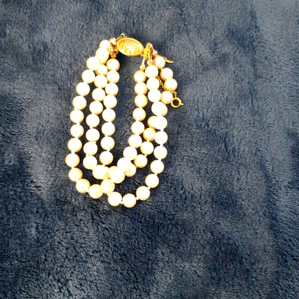 Classic Pearl and Gold Women's Bracelet